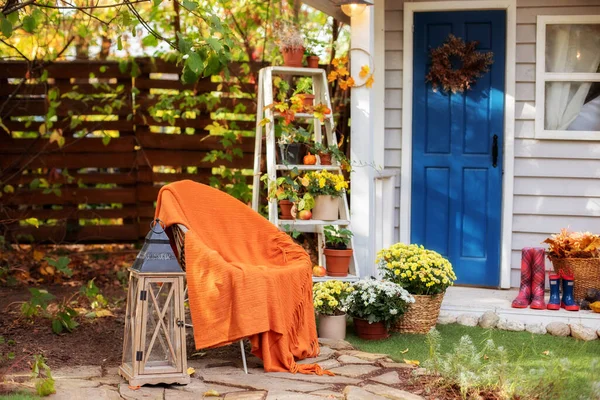 木製のランタン 鉢植えの菊やカボチャと居心地の良い秋のパティオ ハロウィンだ 秋の庭でリラックスするために裏庭での装飾 フロントポーチのスタイリッシュな秋の装飾リラックスのための家 — ストック写真