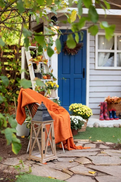 秋の庭でリラックスするために裏庭での装飾 椅子と居心地の良い秋のパティオ 木製のランタン 鉢植えの菊 ハロウィンだ フロントポーチのホームでスタイリッシュな秋の装飾 感謝祭 — ストック写真