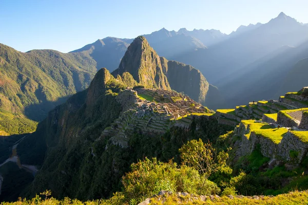 Salida del sol en Machu Picchu, la ciudad perdida de inca — Foto de Stock