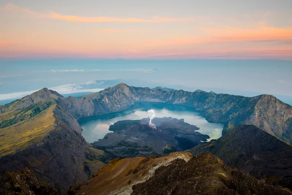 Salida del sol desde el Monte Rinjani - volcán activo - Lombok, Indonesia — Foto de Stock