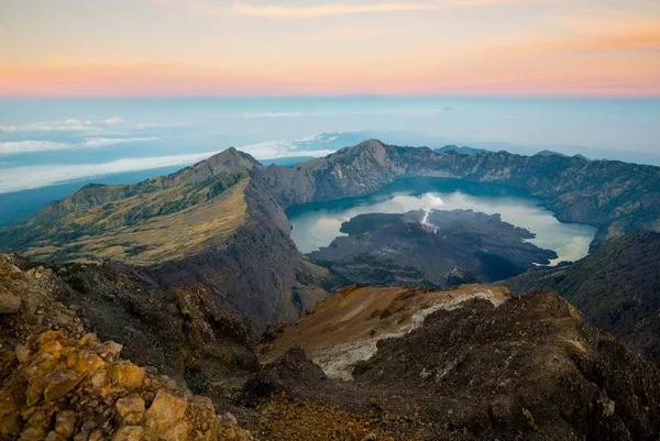 Salida del sol desde el Monte Rinjani - volcán activo - Lombok, Indonesia — Foto de Stock