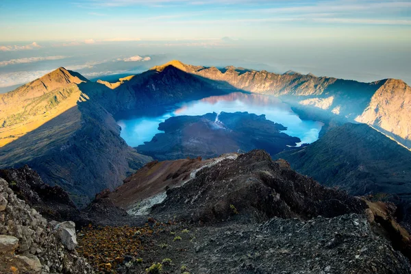 Gün doğumu sırasında sabah Rinjani Dağı zirvesi - Lombok, Endonezya.