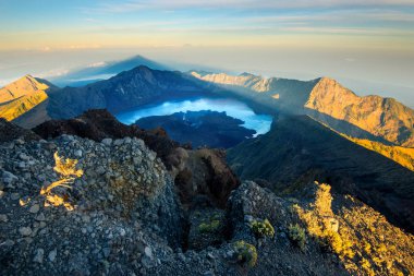 Gün doğumu sırasında sabah Rinjani Dağı zirvesi - Lombok, Endonezya.