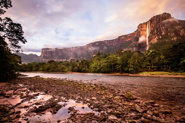 Восход солнца на водопаде Анхель, национальный парк Кананда, Венесуэла — стоковое фото