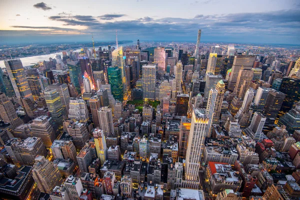 New Yorks skyline med urban skyskrapor i solnedgången. — Stockfoto
