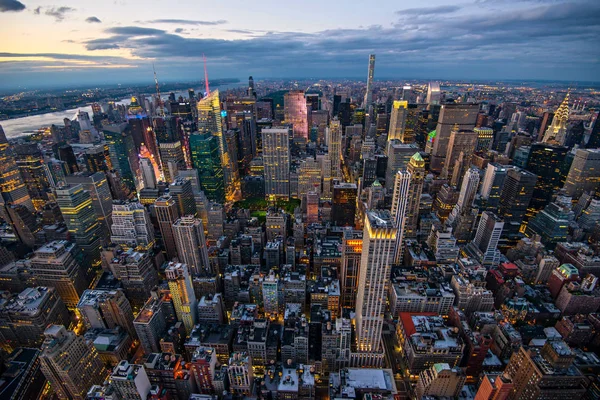 New Yorks skyline med urban skyskrapor i solnedgången. — Stockfoto
