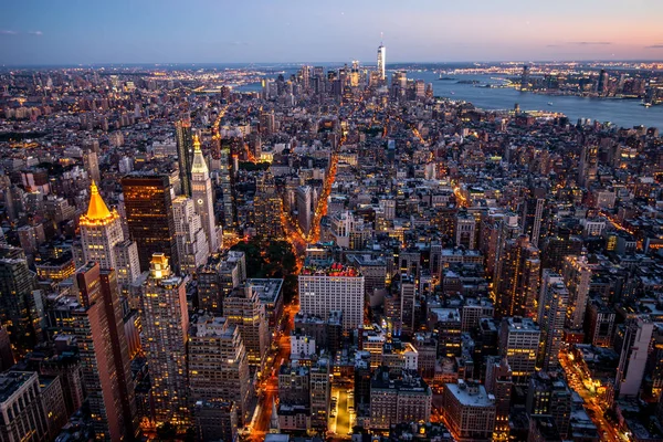 New Yorks skyline med urban skyskrapor i solnedgången. — Stockfoto