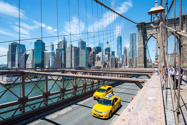 Sarı taksi ile Brooklyn Köprüsü'nden New York Manhattan silueti