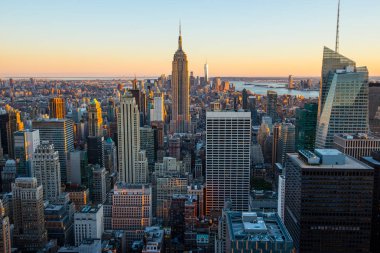 Gün batımında Manhattan silüetinin görünümü, New York