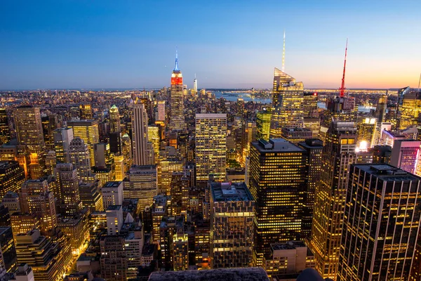 Utsikt över Manhattans skyline efter solnedgången, New York City — Stockfoto