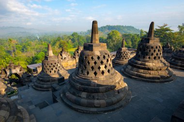 Borobudur'da gün doğumu - Budist tapınağı. Orta Java, Endonezya