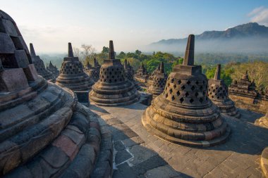 Borobudur'da gün doğumu - Budist tapınağı. Orta Java, Endonezya