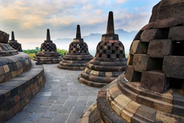 Borobudur'da gün doğumu - Budist tapınağı. Orta Java, Endonezya
