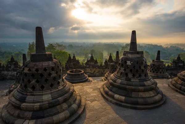 Borobudur'da gün doğumu - Budist tapınağı. Orta Java, Endonezya