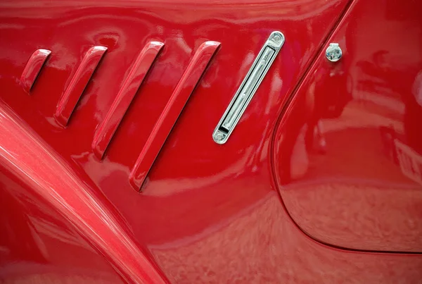 Винтажный автомобиль - деталь элегантного старого классического ретро-винтажного автомобиля. — стоковое фото