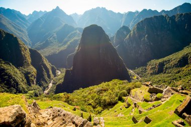Machu Picchu gelen Urubamba Nehri ve Putucusi Dağı Vew.