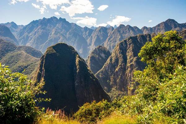 Vew del río Urubamba y la montaña Putucusi desde Machu Picchu . — Foto de Stock