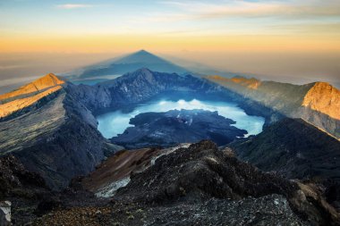 Gün doğumu sırasında sabah Rinjani Dağı zirvesi - Lombok, Endonezya.