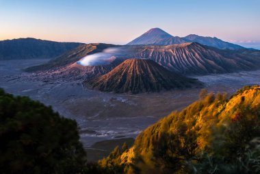 Mount Bromo yanardağ - Gunung Bromo - gün doğumu sırasında - Doğu Java, Endonezya.