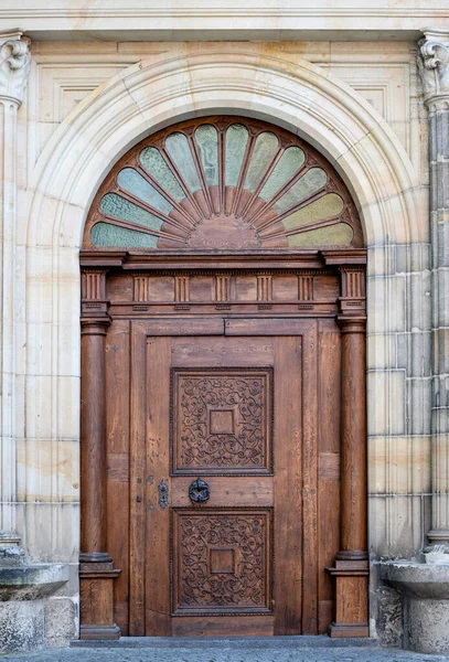 Çek Cumhuriyeti Prag kalesindeki eski kapı..