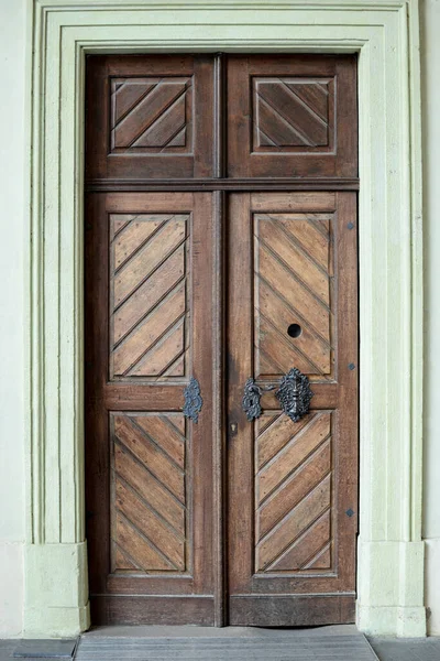 Stare drzwi na Zamku Praskim, Czechy. — Zdjęcie stockowe