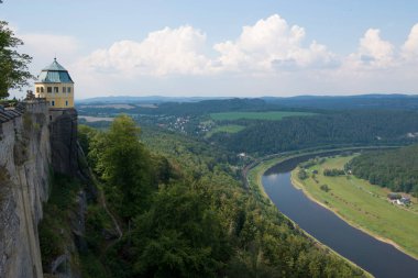 Koenigstein Kalesi - Saksonya, Almanya 'daki Koenigstein kalesinin duvarları ve girişi.