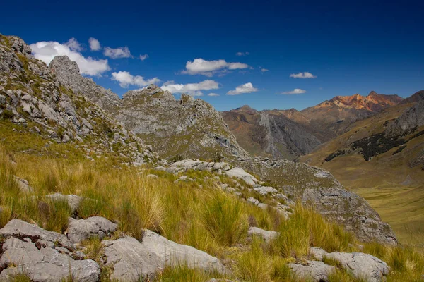 Hermosos paisajes de montañas en Cordillera Huayhuash, Perú, América del Sur —  Fotos de Stock