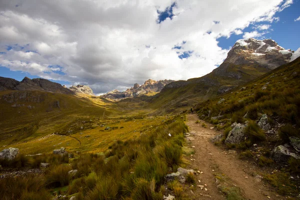 Hermosos paisajes de montañas en Cordillera Huayhuash, Perú, América del Sur — Foto de Stock