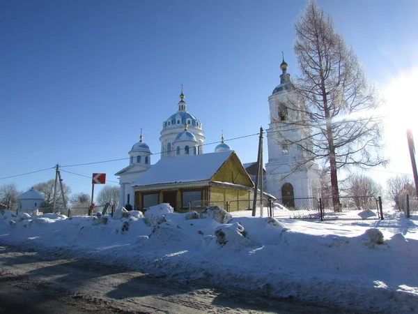 Церковь Дороги Зимой — стоковое фото