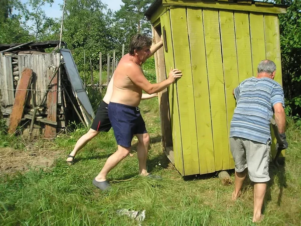 üç adam köyde küçük bir ev hareket