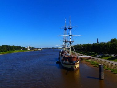 Veliky Novgorod Volkhov nehri üzerinde yelkenli gemi, Rusya