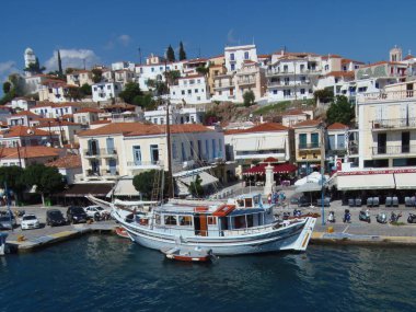 Poros adası sahilinde yat, Yunanistan
