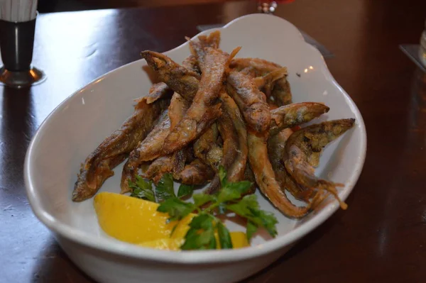 Capelin Alla Griglia Con Limone Erbe Aromatiche Piatto Bianco — Foto Stock