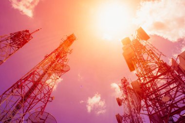 Telekomünikasyon direği TV antenleri kablosuz teknoloji.