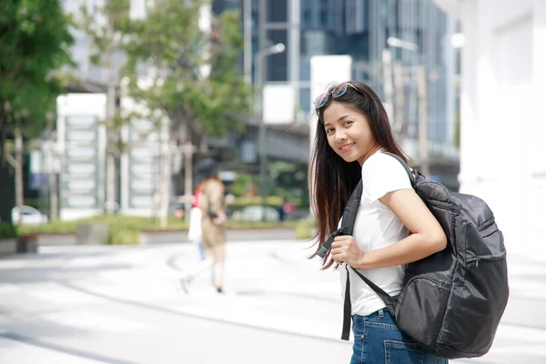 Asyalı Genç Bir Kadının Portresi Gülümsemedir Beyaz Bir Tişört Kot — Stok fotoğraf