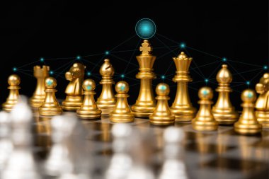 Ticari strateji planlama fikirleri olan ve başarılı iş bilgisi kavramları için bağlantı kuran siyah arkaplan üzerinde satranç oyunu.
