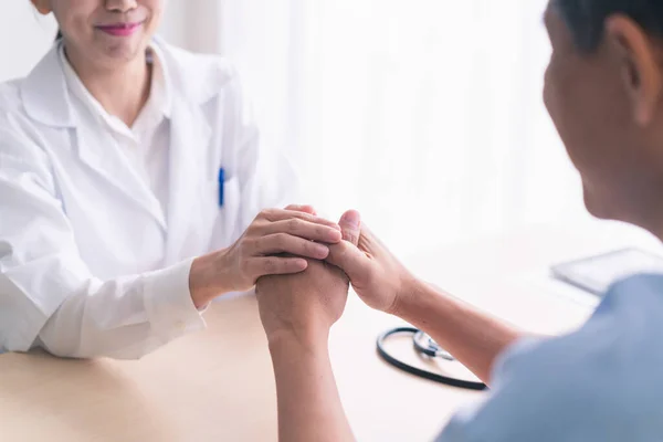 Kvinna Läkare Håller Händer För Manliga Patienter Att Uppmuntra — Stockfoto