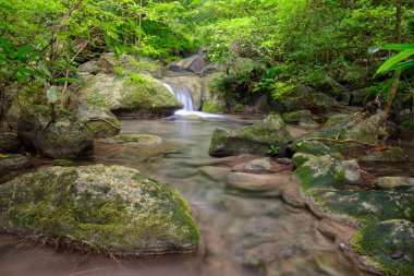 Erawan Şelalesi, Kwai Y kıyısında büyük ve güzel bir şelaledir.