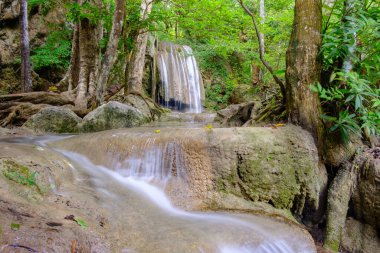 Erawan Şelalesi, Kwai Y kıyısında büyük ve güzel bir şelaledir.