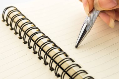 Eldeki kalem beyaz arkaplanda izole edildi.