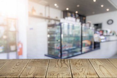 Kafelerin bulanık arka planına ürün yerleştirmek için ahşap masalar. Bulanık beyaz kahve dükkanında boş ahşap tezgah. Model, afiş, şablon için.