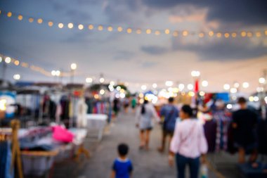 Arkaplan olarak Bokeh 'in olduğu gece pazarı festivali bulanık.