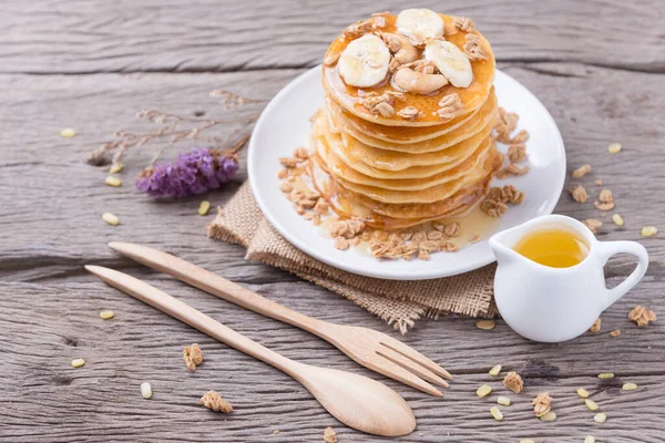 Läckra Pannkakor Med Honung Spannmål Nötter Och Bananskivor — Stockfoto