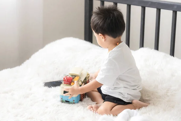 Asiático Menino Filho Brincando Carro Brinquedo Cama Quarto — Fotografia de Stock