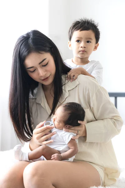 Jovem Mãe Asiática Abraçando Bebê Recém Nascido Bonito Chupando Mamilos — Fotografia de Stock