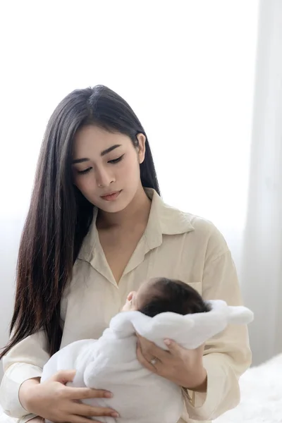 Jovem Mãe Asiática Abraçando Bebê Recém Nascido Bonito Quarto Branco — Fotografia de Stock
