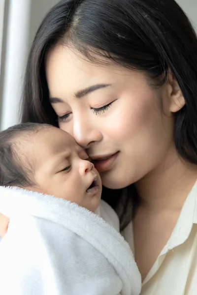 Close Asiático Jovem Mãe Abraçando Beijando Seu Bebê Recém Nascido — Fotografia de Stock
