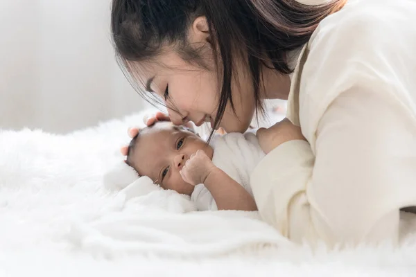 Asiática Jovem Mãe Com Bebê Recém Nascido Bonito Cama Conceito — Fotografia de Stock