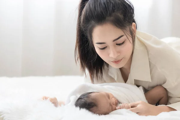 Asiática Jovem Mãe Com Bebê Recém Nascido Bonito Cama Conceito — Fotografia de Stock