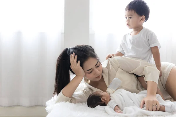 아시아인 어머니가 귀여운 아기를 아들의 침실에 우유를 주었다 아내가 자녀를 — 스톡 사진